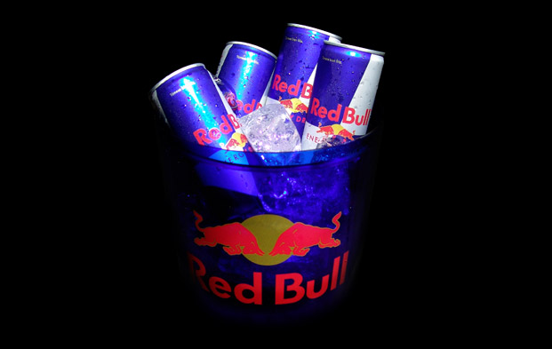 Toma de fotografias de latas de Red Bull sobre cooler de plastico para diseño de publicidad