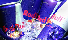 Toma fotografica para imagen de latas de Red Bull